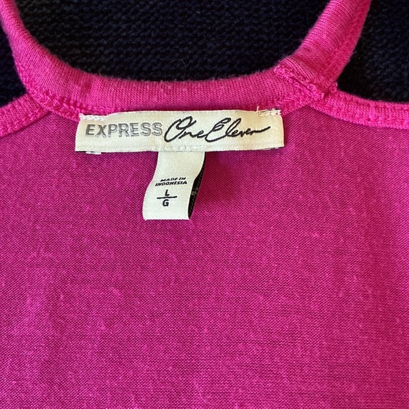 Express Women's Cold Shoulder cut out top. Lg - Picture 3 of 4